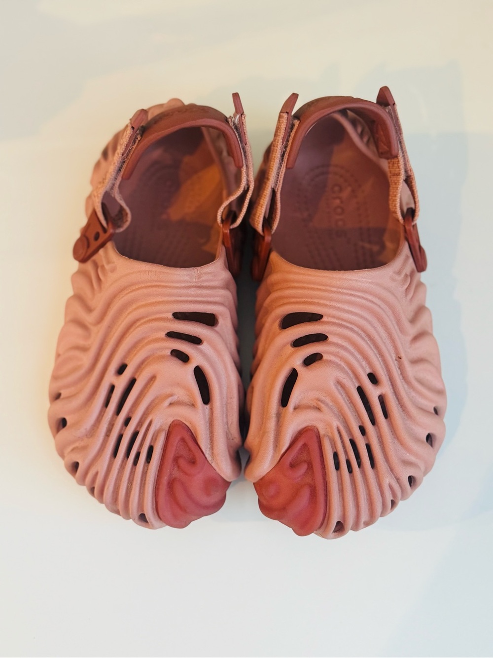 CROCS Unisex Wavy Cutout - Dusty Rose & Rose